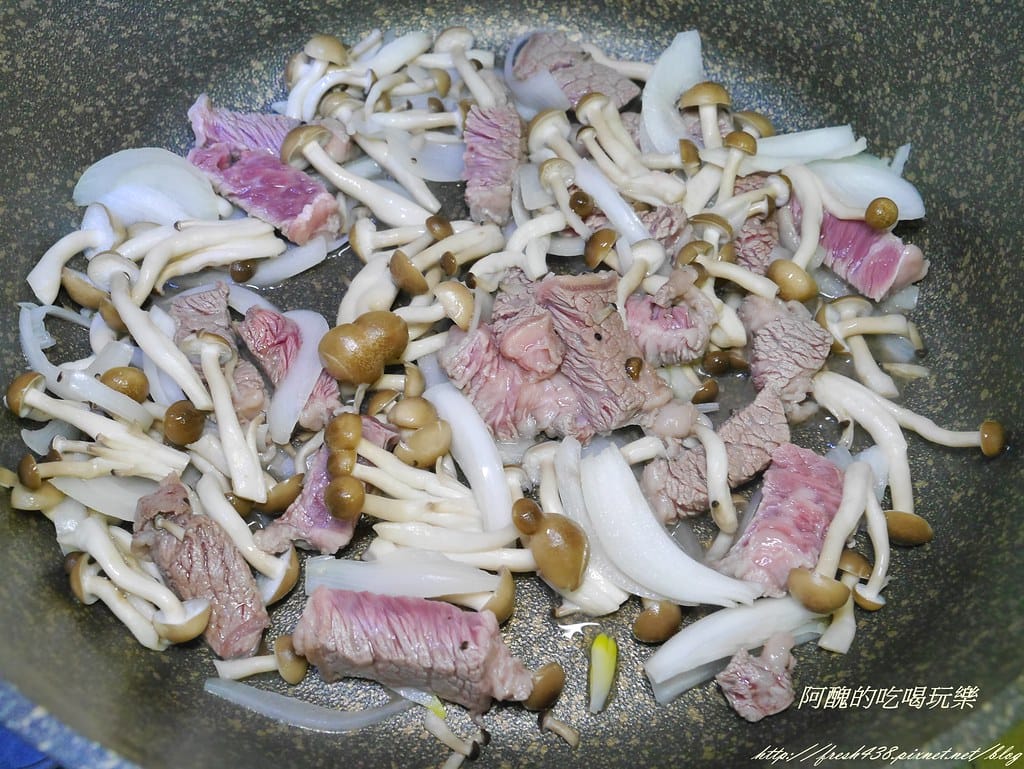 【新手廚房】十分鐘牛肉燴飯,保證人人都會! - 第4張圖 P2130398
