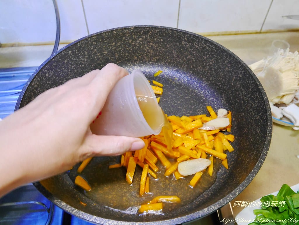 【素食料理】十分鐘時蔬炒麵,加了秘密武器,更加香醇美味喔! - 第8張圖 P2120229