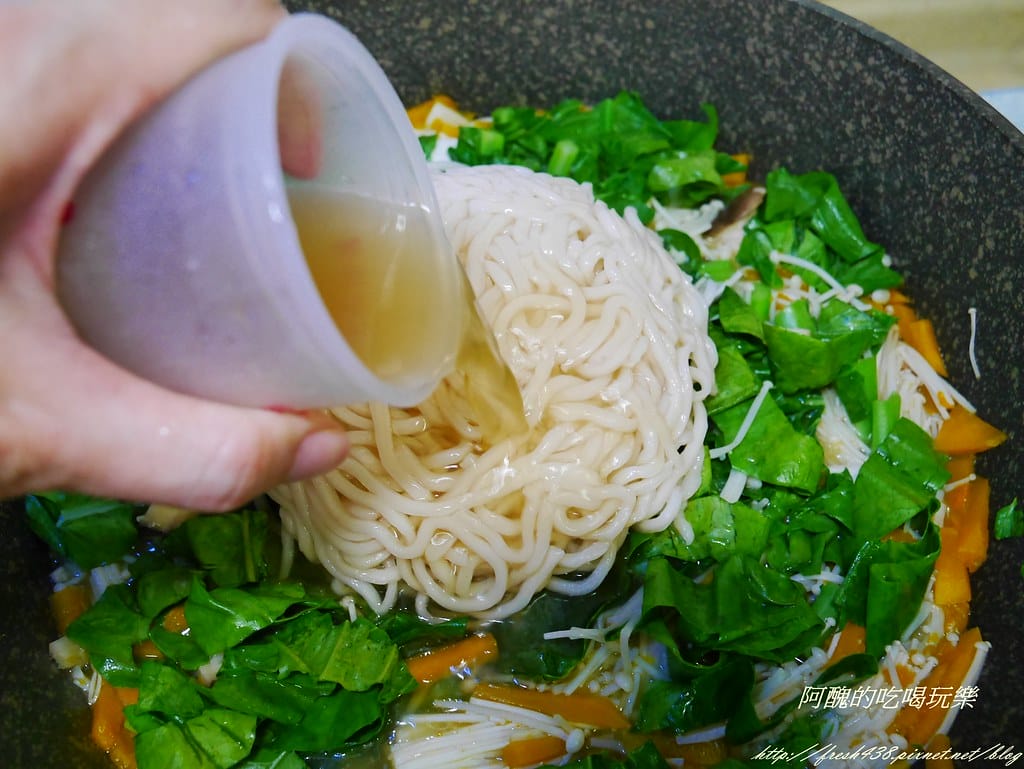 【素食料理】十分鐘時蔬炒麵,加了秘密武器,更加香醇美味喔! - 第15張圖 P2120244