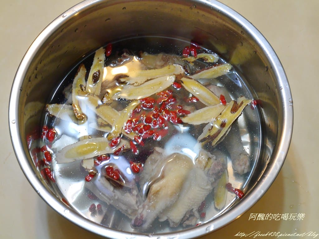 【抗過敏食譜】黃耆枸杞山藥雞湯,預防感冒、增強體力、保肝護眼顧腸胃的超棒湯品。 - 第6張圖 P2130614