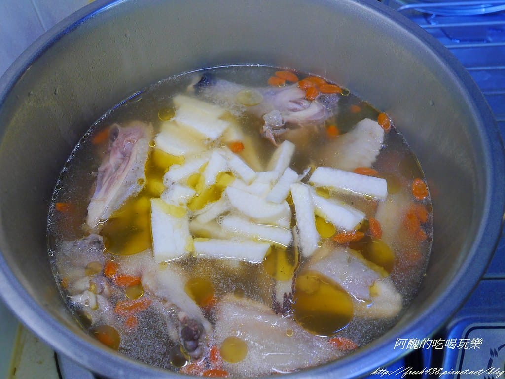 【抗過敏食譜】黃耆枸杞山藥雞湯,預防感冒、增強體力、保肝護眼顧腸胃的超棒湯品。 - 第8張圖 P2130632