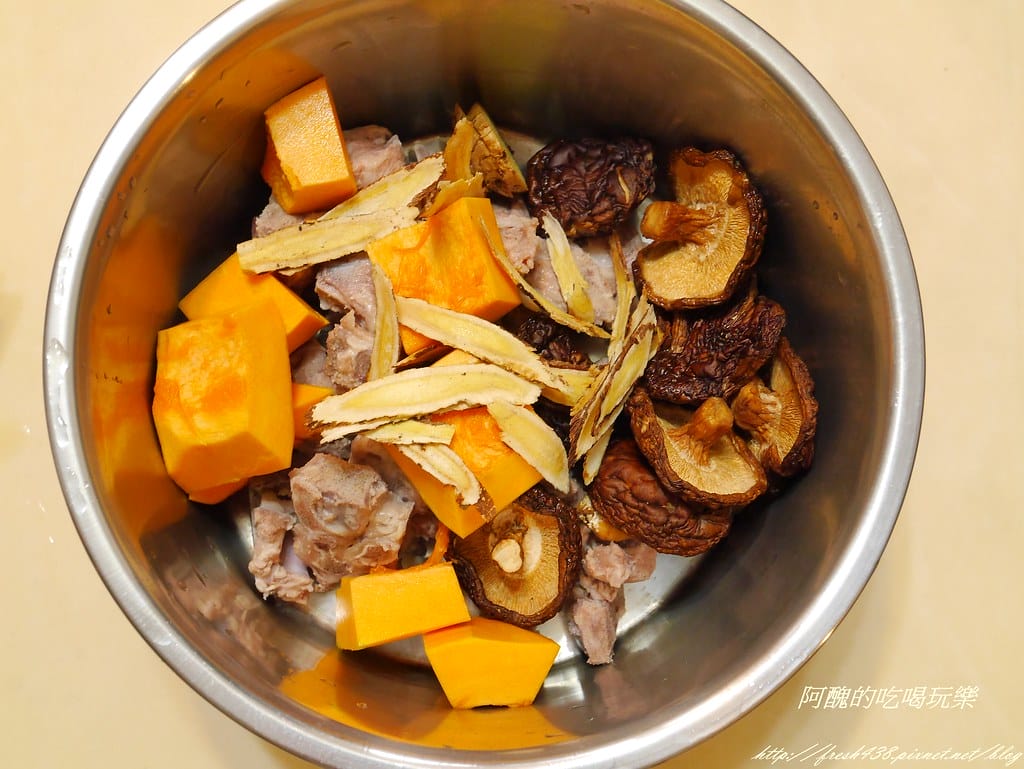 【電鍋料理】預防腸病毒、提升免疫力,快來喝南瓜香菇黃耆湯吧! - 第5張圖 P2130652