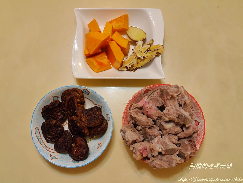 【電鍋料理】預防腸病毒、提升免疫力,快來喝南瓜香菇黃耆湯吧! - 第2張圖 P2130650