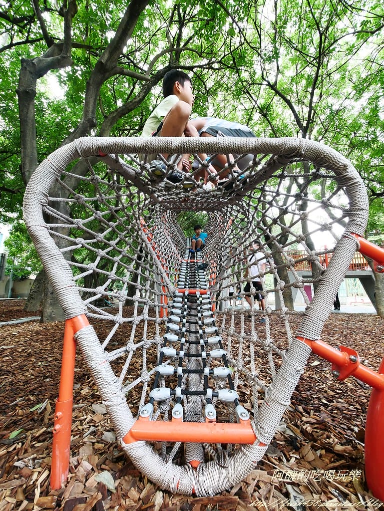 【新北免費景點】板橋四維公園,巨獸攀爬遊戲場、超大沙坑,等您一起來同樂。 - 第23張圖 P1430191