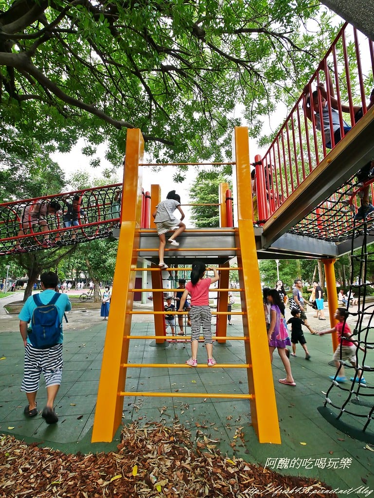 【新北免費景點】板橋四維公園,巨獸攀爬遊戲場、超大沙坑,等您一起來同樂。 - 第18張圖 P1430184