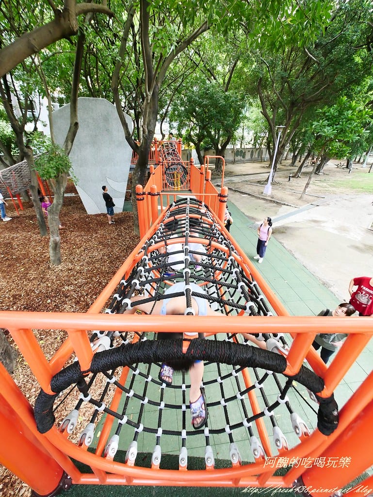 【新北免費景點】板橋四維公園,巨獸攀爬遊戲場、超大沙坑,等您一起來同樂。 - 第27張圖 P1430246