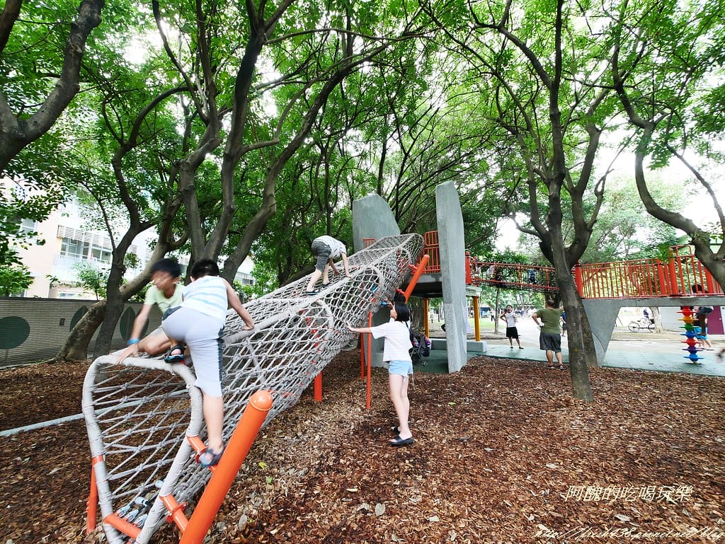 【新北免費景點】板橋四維公園,巨獸攀爬遊戲場、超大沙坑,等您一起來同樂。 - 第22張圖 P1430187