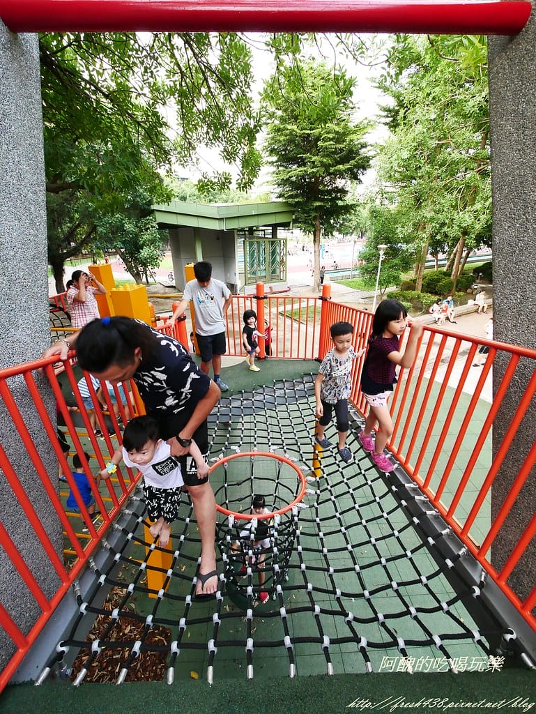 【新北免費景點】板橋四維公園,巨獸攀爬遊戲場、超大沙坑,等您一起來同樂。 - 第26張圖 P1430236