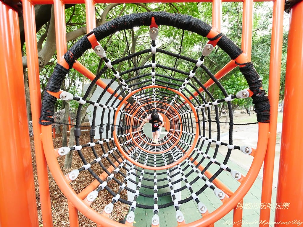 【新北免費景點】板橋四維公園,巨獸攀爬遊戲場、超大沙坑,等您一起來同樂。 - 第28張圖 P1430234
