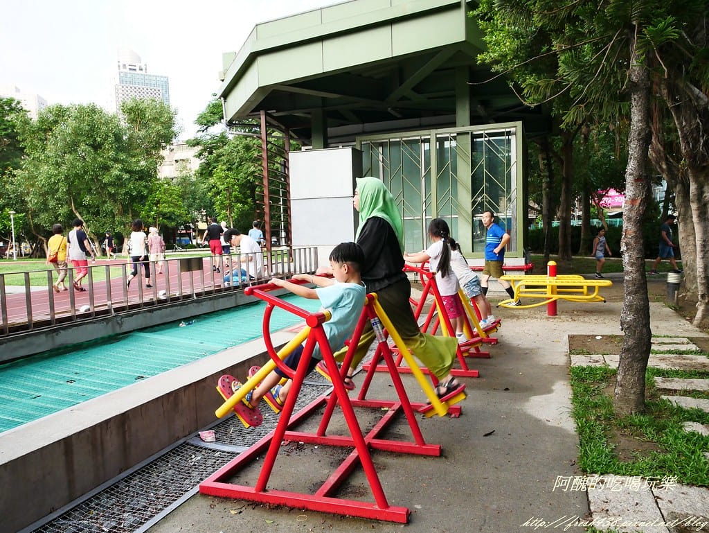 【新北免費景點】板橋四維公園,巨獸攀爬遊戲場、超大沙坑,等您一起來同樂。 - 第34張圖 P1430251