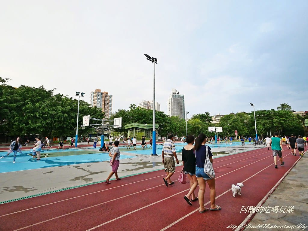 【新北免費景點】板橋四維公園,巨獸攀爬遊戲場、超大沙坑,等您一起來同樂。 - 第35張圖 P1430217
