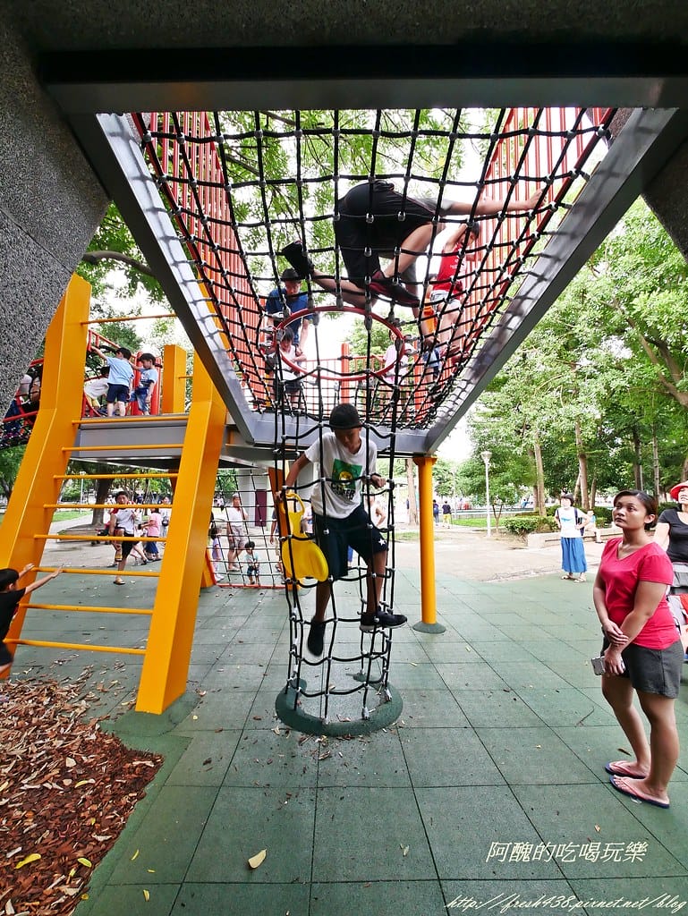 【新北免費景點】板橋四維公園,巨獸攀爬遊戲場、超大沙坑,等您一起來同樂。 - 第24張圖 P1430207