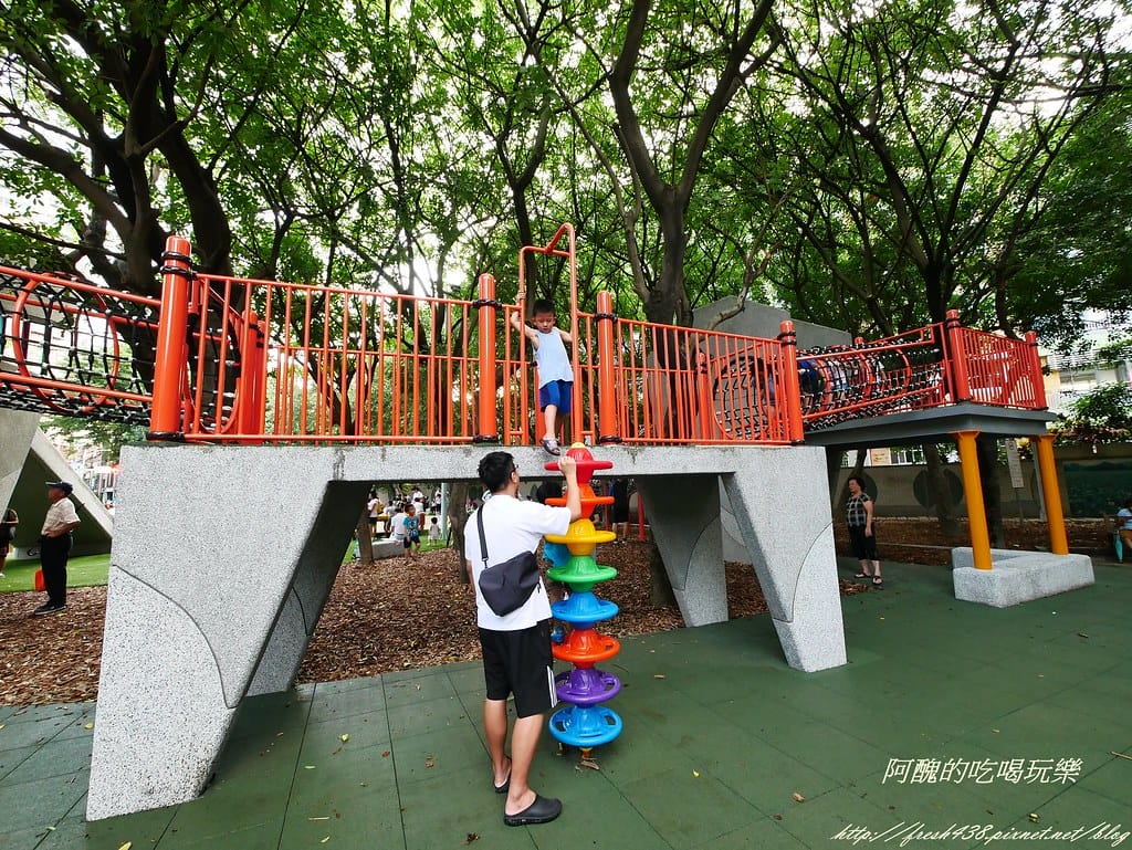 【新北免費景點】板橋四維公園,巨獸攀爬遊戲場、超大沙坑,等您一起來同樂。 - 第21張圖 P1430210