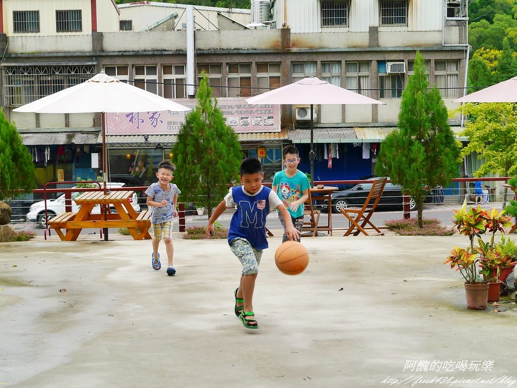 【桃園親子餐廳】7號驛站,位於大溪慈湖旁的景觀餐廳,手作餐點超美味,還有沙坑與賽車讓孩子樂不思蜀。 - 第28張圖 P2400694
