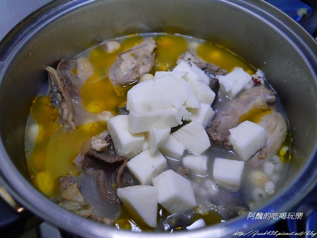 四神雞湯,非中藥,用天然食材熬煮,幫助身體除濕,止咳健胃的好湯品。 - 第9張圖 P2410030