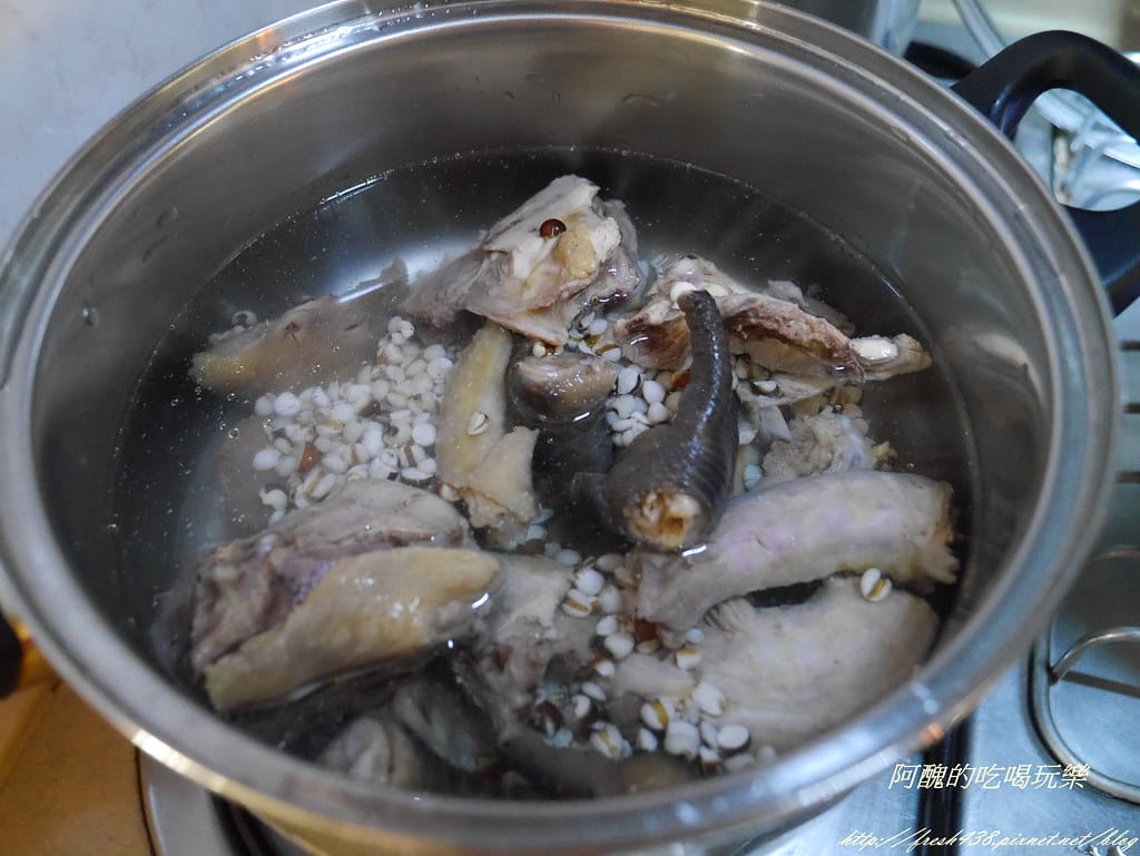 四神雞湯,非中藥,用天然食材熬煮,幫助身體除濕,止咳健胃的好湯品。 - 第8張圖 P2410026