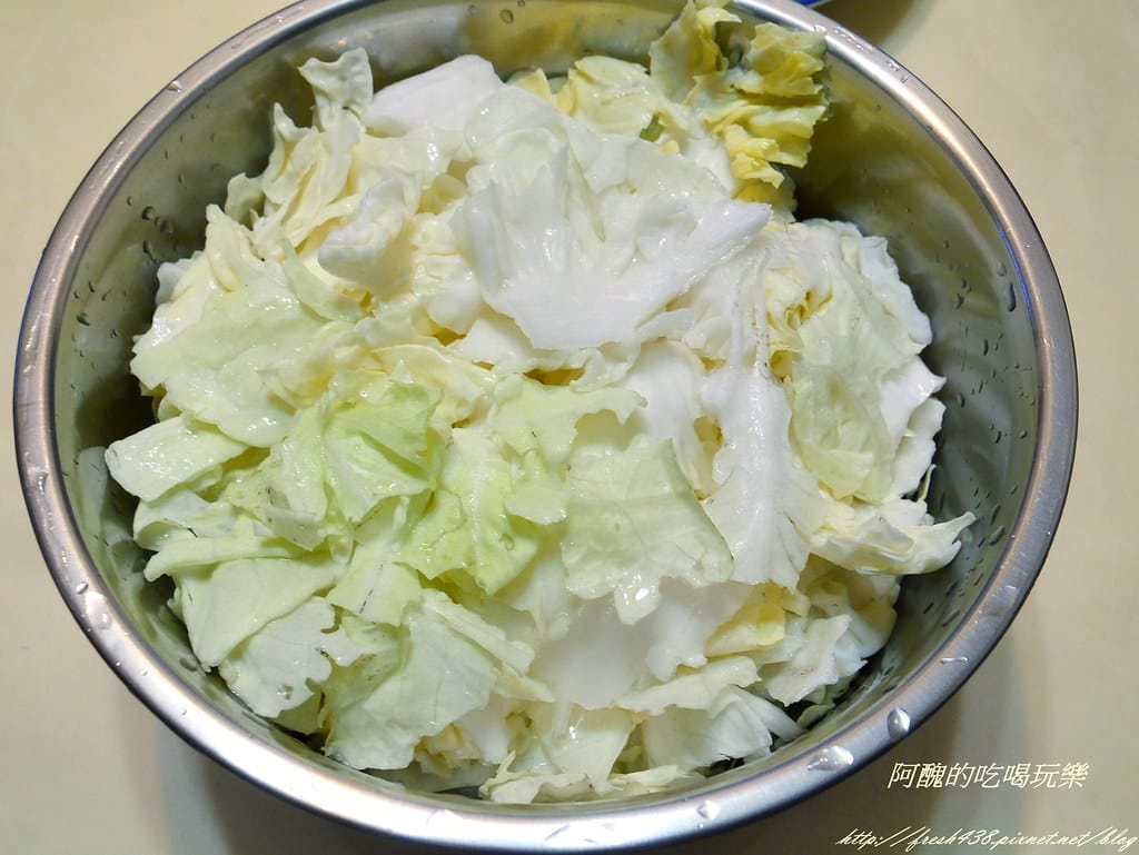 【電鍋料理】無水白菜豬肉鍋,預防感冒好料理,鮮美湯頭無法擋,免顧火超輕鬆。 - 第3張圖 P2410986