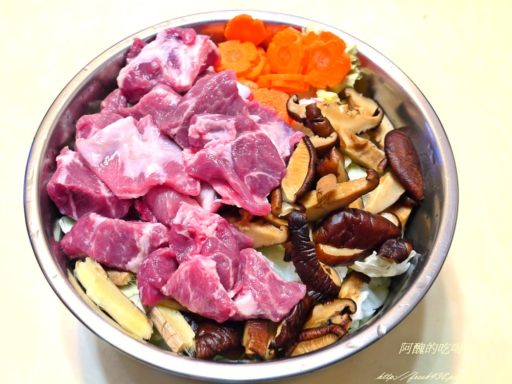 【電鍋料理】無水白菜豬肉鍋,預防感冒好料理,鮮美湯頭無法擋,免顧火超輕鬆。 - 第4張圖 P2410987