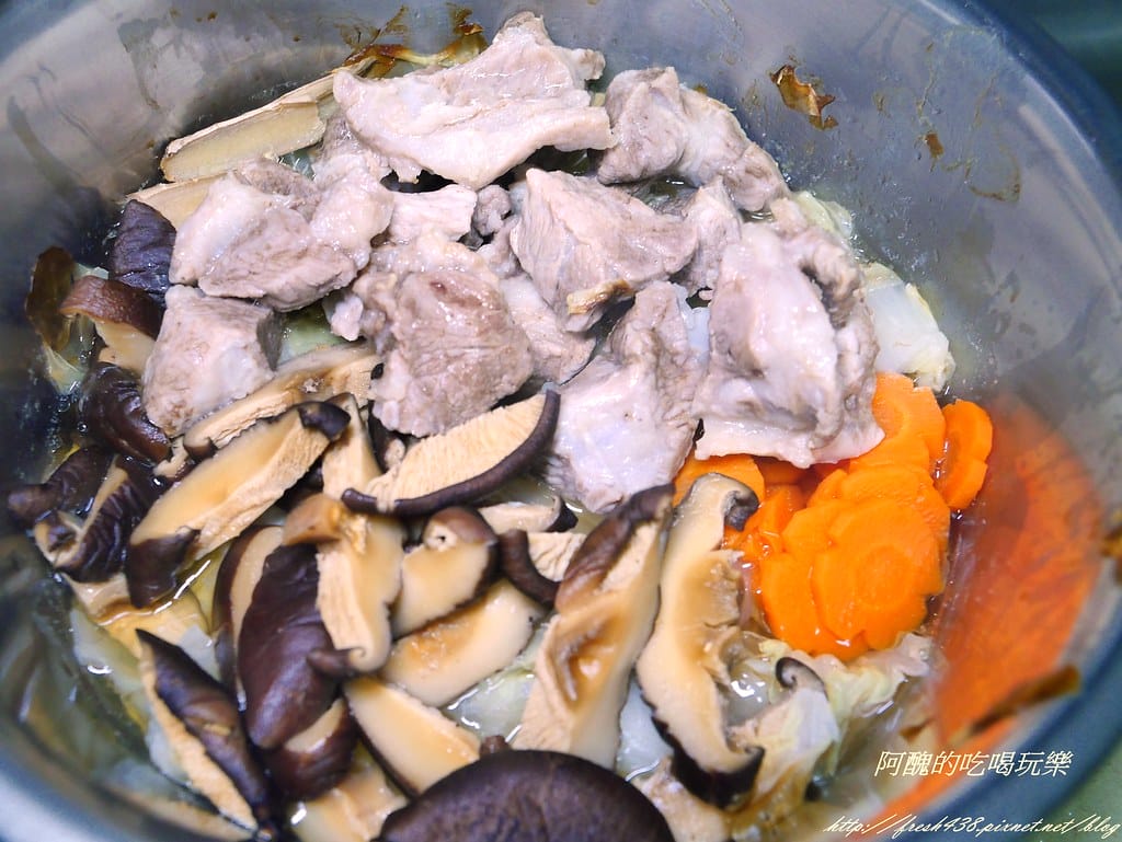 【電鍋料理】無水白菜豬肉鍋,預防感冒好料理,鮮美湯頭無法擋,免顧火超輕鬆。 - 第7張圖 P2410994
