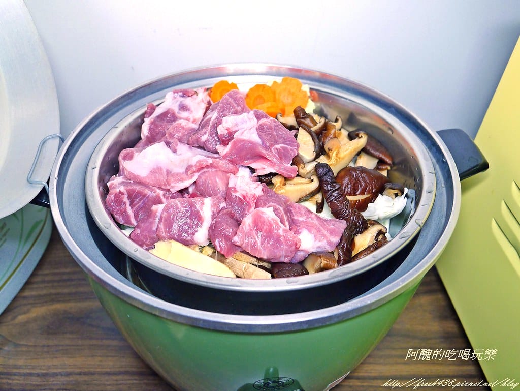 【電鍋料理】無水白菜豬肉鍋,預防感冒好料理,鮮美湯頭無法擋,免顧火超輕鬆。 - 第5張圖 P2410990