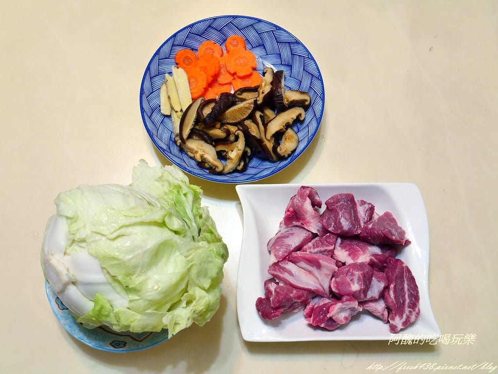 【電鍋料理】無水白菜豬肉鍋,預防感冒好料理,鮮美湯頭無法擋,免顧火超輕鬆。 - 第2張圖 P2410985