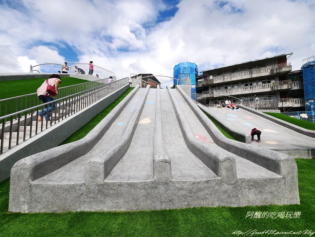 【新北特色公園】汐止白雲公園,以紙飛機為主題,三層9道溜滑梯、環形6人鞦韆與大沙坑,孩子的快樂天堂! - 第15張圖 P1450118