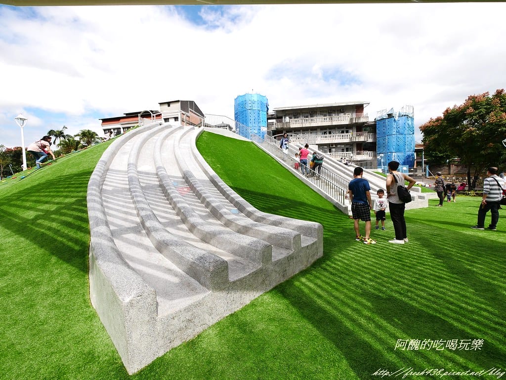 【新北特色公園】汐止白雲公園,以紙飛機為主題,三層9道溜滑梯、環形6人鞦韆與大沙坑,孩子的快樂天堂! - 第16張圖 P1450108