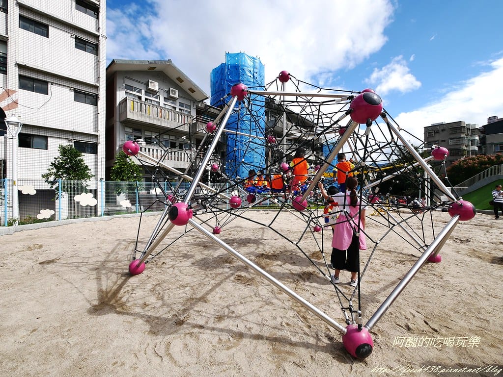【新北特色公園】汐止白雲公園,以紙飛機為主題,三層9道溜滑梯、環形6人鞦韆與大沙坑,孩子的快樂天堂! - 第38張圖 P1450148
