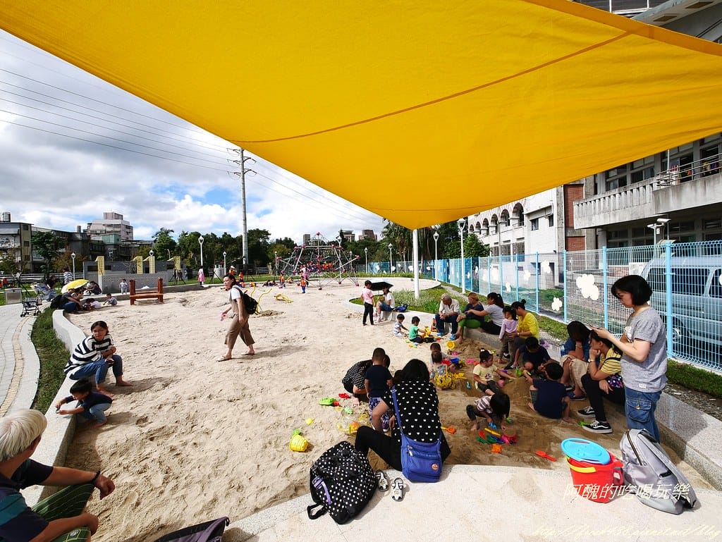 【新北特色公園】汐止白雲公園,以紙飛機為主題,三層9道溜滑梯、環形6人鞦韆與大沙坑,孩子的快樂天堂! - 第41張圖 P1450156