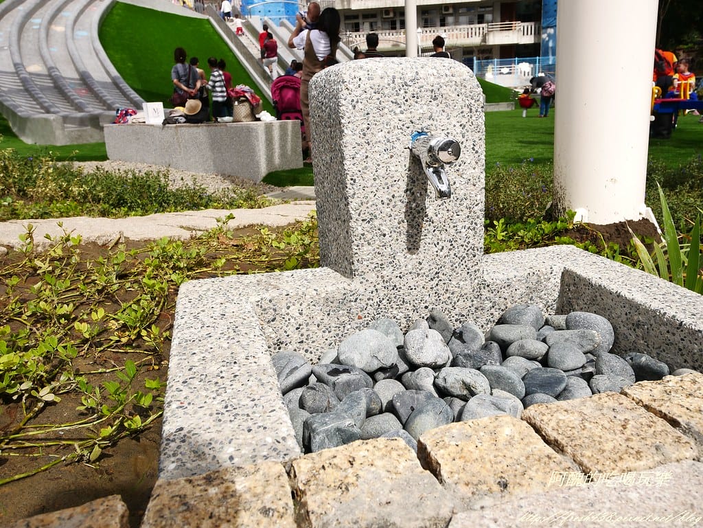 【新北特色公園】汐止白雲公園,以紙飛機為主題,三層9道溜滑梯、環形6人鞦韆與大沙坑,孩子的快樂天堂! - 第27張圖 P1450103