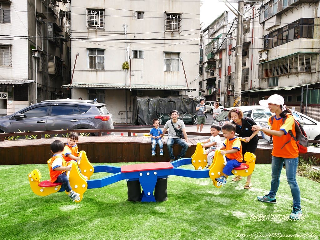 【新北特色公園】汐止白雲公園,以紙飛機為主題,三層9道溜滑梯、環形6人鞦韆與大沙坑,孩子的快樂天堂! - 第21張圖 P1450110