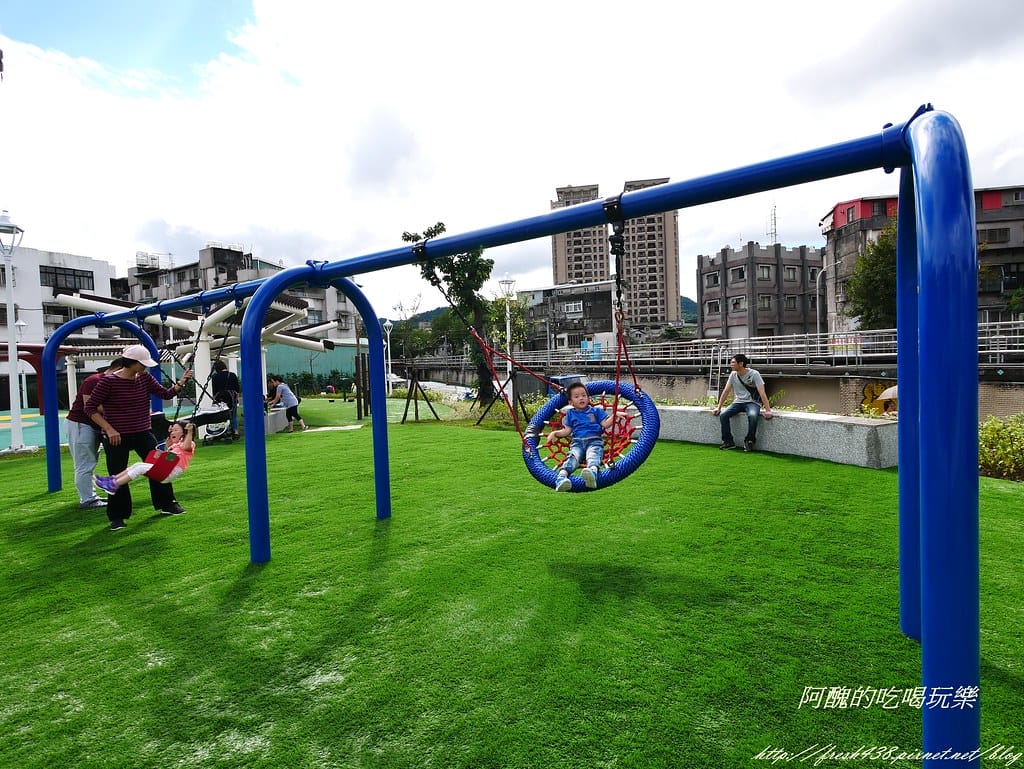 【新北特色公園】汐止白雲公園,以紙飛機為主題,三層9道溜滑梯、環形6人鞦韆與大沙坑,孩子的快樂天堂! - 第32張圖 P1450135
