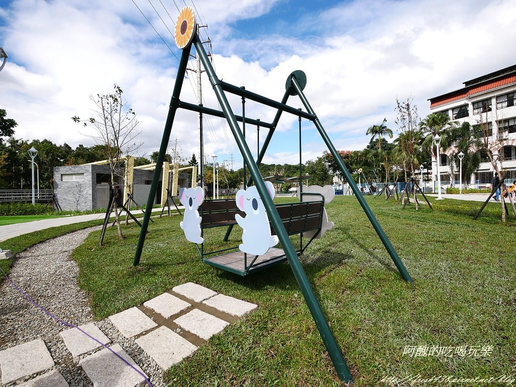 【新北特色公園】汐止白雲公園,以紙飛機為主題,三層9道溜滑梯、環形6人鞦韆與大沙坑,孩子的快樂天堂! - 第33張圖 P1450140