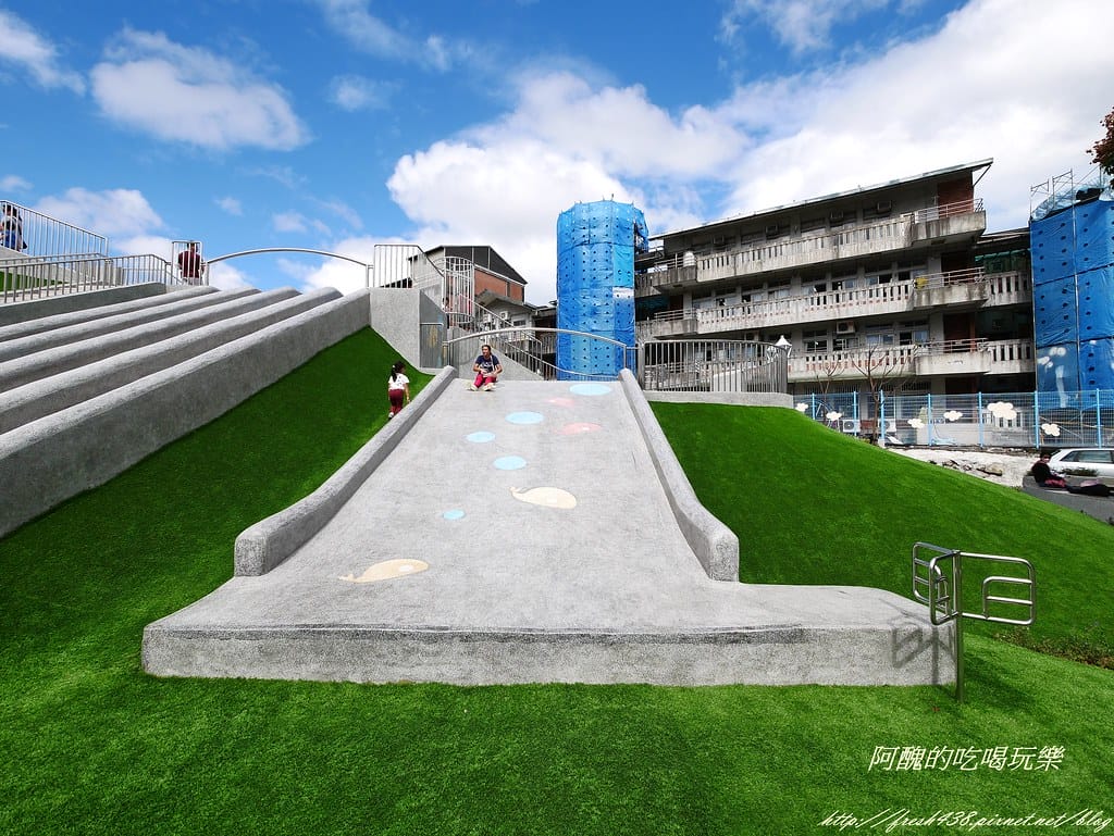 【新北特色公園】汐止白雲公園,以紙飛機為主題,三層9道溜滑梯、環形6人鞦韆與大沙坑,孩子的快樂天堂! - 第14張圖 P1450171