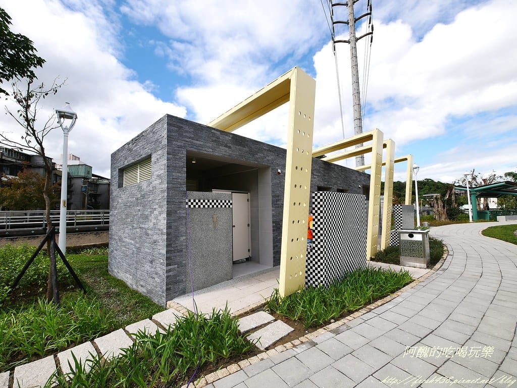 【新北特色公園】汐止白雲公園,以紙飛機為主題,三層9道溜滑梯、環形6人鞦韆與大沙坑,孩子的快樂天堂! - 第46張圖 P1450136