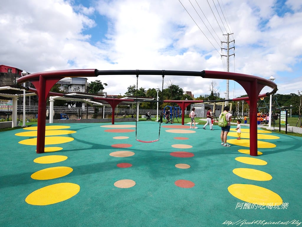 【新北特色公園】汐止白雲公園,以紙飛機為主題,三層9道溜滑梯、環形6人鞦韆與大沙坑,孩子的快樂天堂! - 第28張圖 P1450131