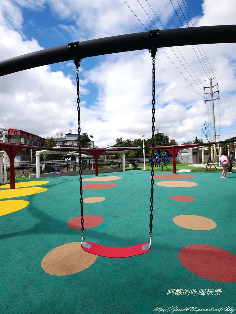 【新北特色公園】汐止白雲公園,以紙飛機為主題,三層9道溜滑梯、環形6人鞦韆與大沙坑,孩子的快樂天堂! - 第29張圖 P1450132