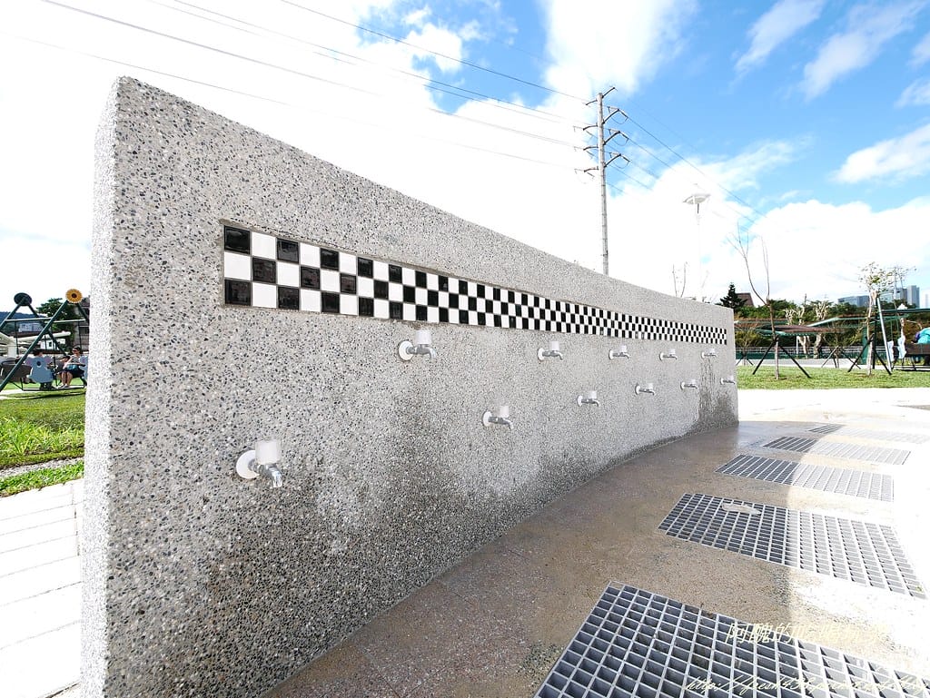 【新北特色公園】汐止白雲公園,以紙飛機為主題,三層9道溜滑梯、環形6人鞦韆與大沙坑,孩子的快樂天堂! - 第42張圖 P1450161
