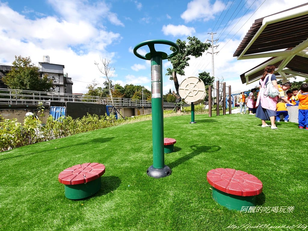 【新北特色公園】汐止白雲公園,以紙飛機為主題,三層9道溜滑梯、環形6人鞦韆與大沙坑,孩子的快樂天堂! - 第44張圖 P1450184
