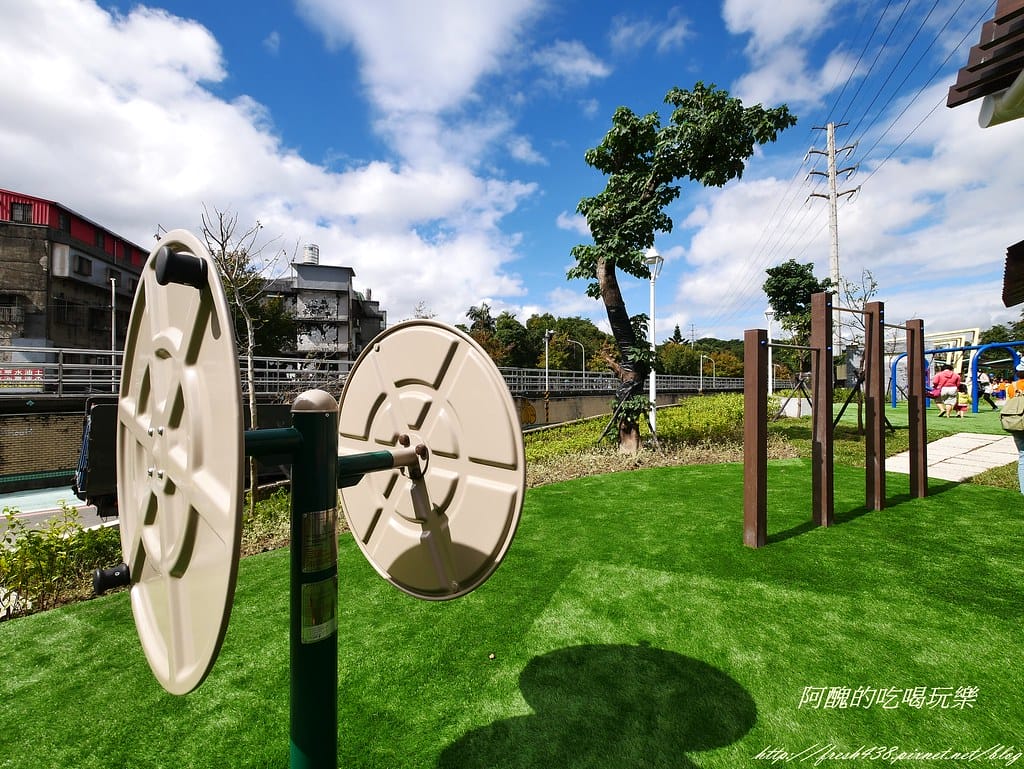 【新北特色公園】汐止白雲公園,以紙飛機為主題,三層9道溜滑梯、環形6人鞦韆與大沙坑,孩子的快樂天堂! - 第45張圖 P1450185