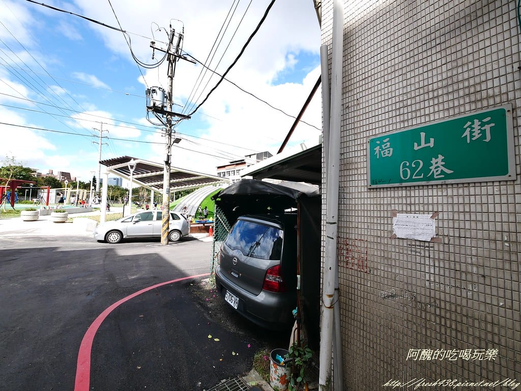 【新北特色公園】汐止白雲公園,以紙飛機為主題,三層9道溜滑梯、環形6人鞦韆與大沙坑,孩子的快樂天堂! - 第5張圖 P1450189