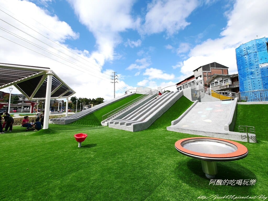 【新北特色公園】汐止白雲公園,以紙飛機為主題,三層9道溜滑梯、環形6人鞦韆與大沙坑,孩子的快樂天堂! - 第13張圖 P1450168