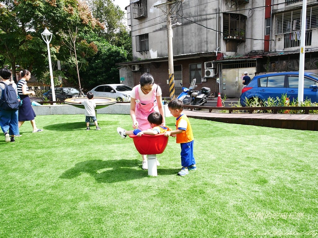 【新北特色公園】汐止白雲公園,以紙飛機為主題,三層9道溜滑梯、環形6人鞦韆與大沙坑,孩子的快樂天堂! - 第24張圖 P1450127
