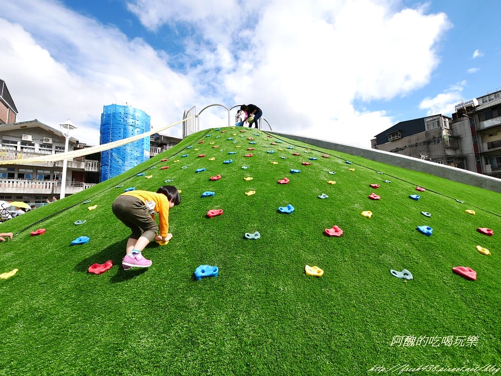 【新北特色公園】汐止白雲公園,以紙飛機為主題,三層9道溜滑梯、環形6人鞦韆與大沙坑,孩子的快樂天堂! - 第18張圖 P1450144