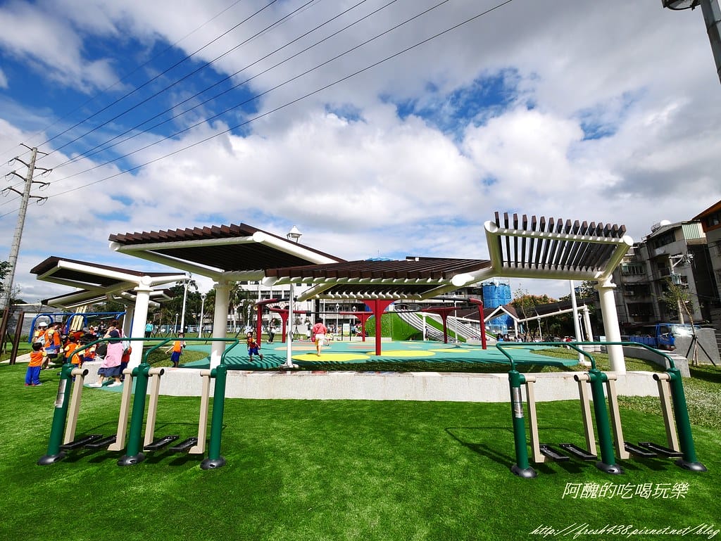 【新北特色公園】汐止白雲公園,以紙飛機為主題,三層9道溜滑梯、環形6人鞦韆與大沙坑,孩子的快樂天堂! - 第43張圖 P1450182