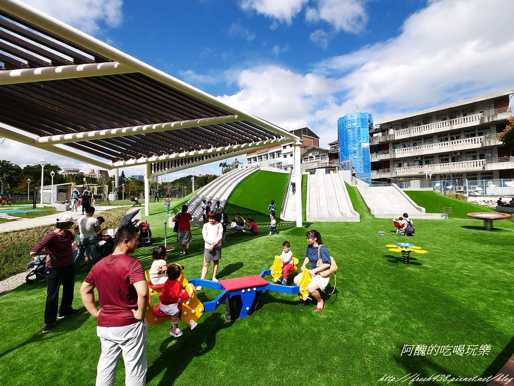 【新北特色公園】汐止白雲公園,以紙飛機為主題,三層9道溜滑梯、環形6人鞦韆與大沙坑,孩子的快樂天堂! - 第12張圖 P1450177