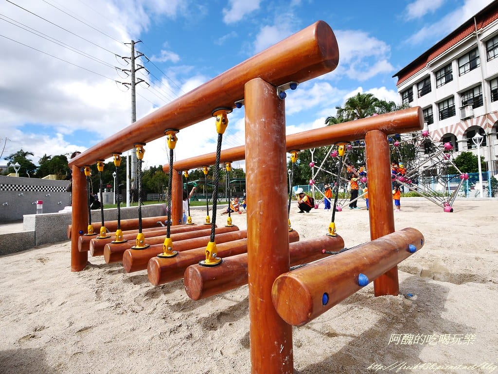 【新北特色公園】汐止白雲公園,以紙飛機為主題,三層9道溜滑梯、環形6人鞦韆與大沙坑,孩子的快樂天堂! - 第39張圖 P1450160