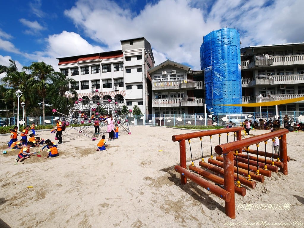 【新北特色公園】汐止白雲公園,以紙飛機為主題,三層9道溜滑梯、環形6人鞦韆與大沙坑,孩子的快樂天堂! - 第36張圖 P1450163