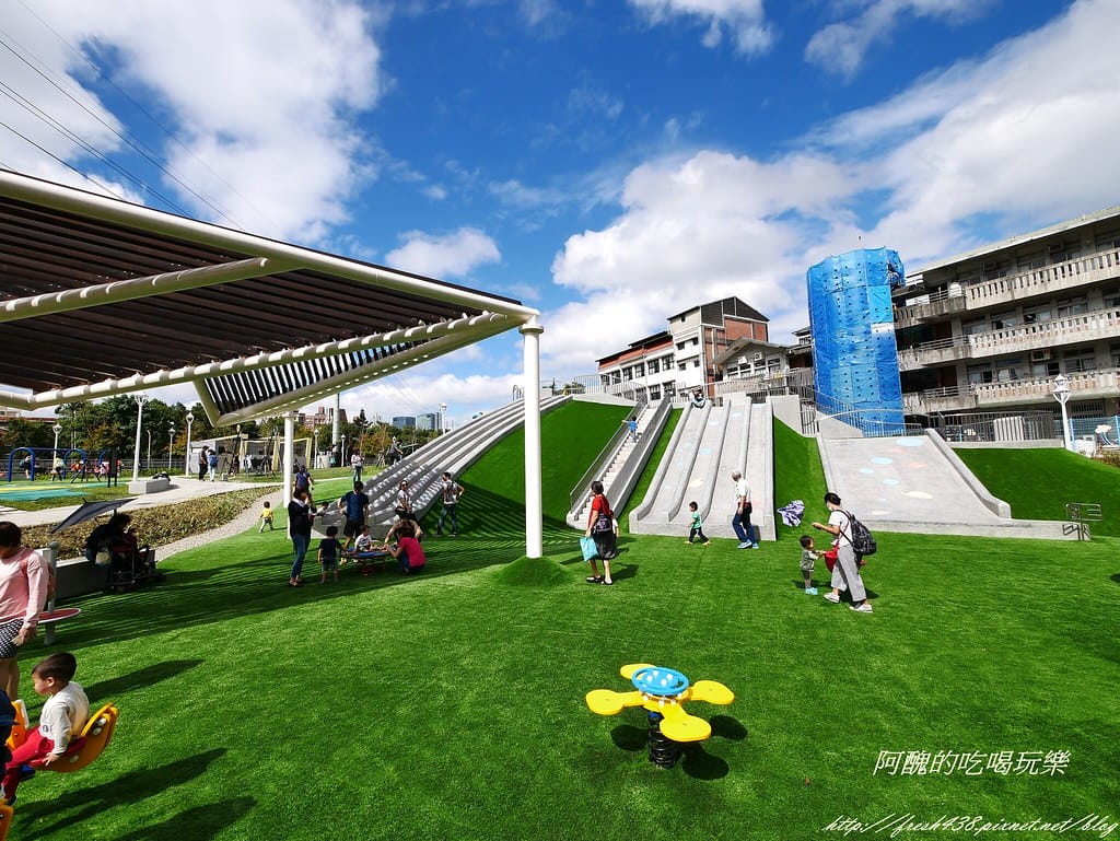 【新北特色公園】汐止白雲公園,以紙飛機為主題,三層9道溜滑梯、環形6人鞦韆與大沙坑,孩子的快樂天堂! - 第11張圖 P1450175