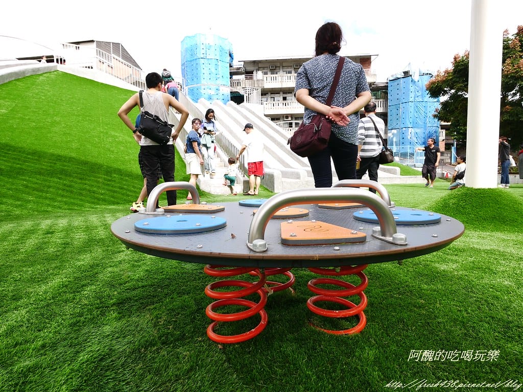【新北特色公園】汐止白雲公園,以紙飛機為主題,三層9道溜滑梯、環形6人鞦韆與大沙坑,孩子的快樂天堂! - 第22張圖 P1450109